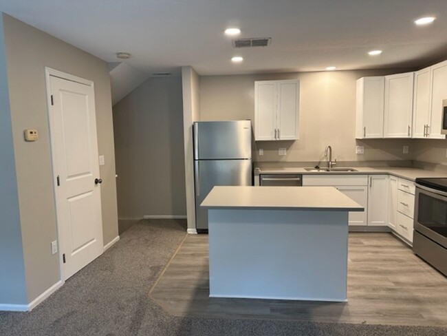 Building Photo - Newly renovated perfect 2 bedrom 2 bath to...