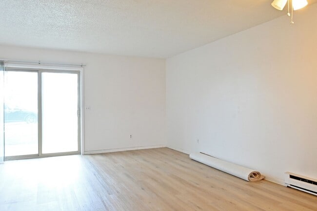 Building Photo - 2 bed 1 Bath townhouse