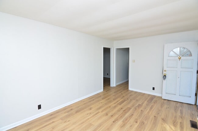 Building Photo - Quaint Charlotte Park Home