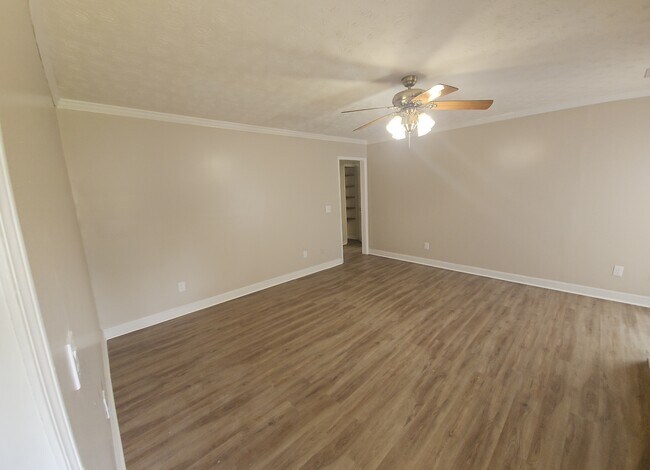 Building Photo - 5727 Lexington Dr