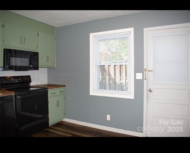 Building Photo - 1300 Larchmont Pl