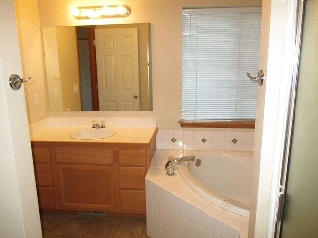 Building Photo - Beautiful 3 Bed 2.5 Bah Home in Auburn