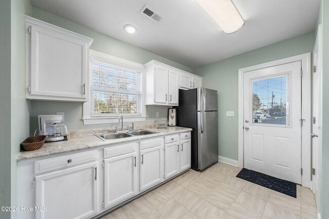 Building Photo - 720 Queen St