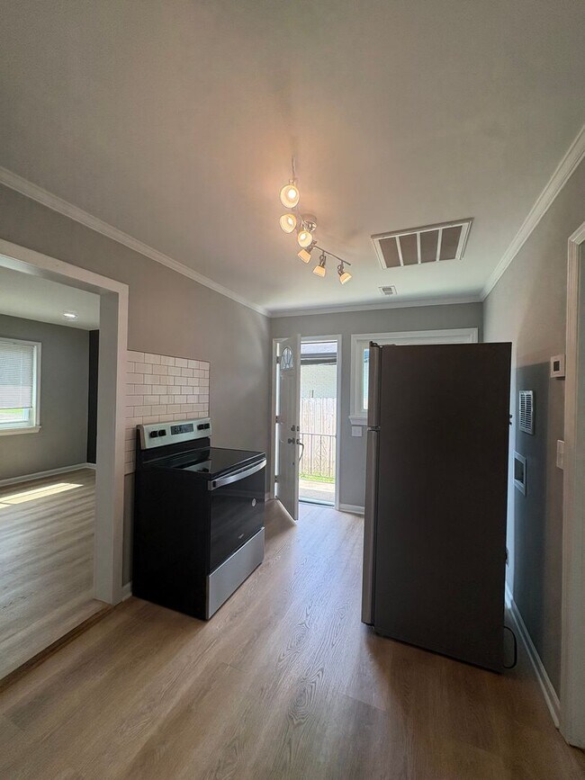 Building Photo - 123 Sequoia Dr