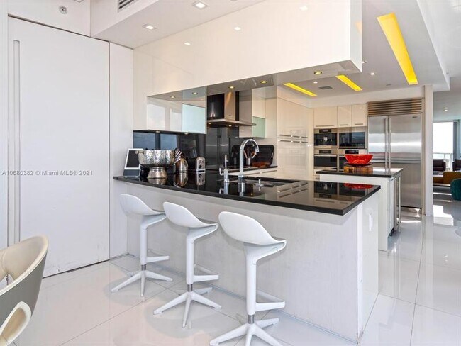 Building Photo - 17121 Collins Ave