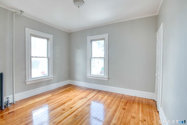 Building Photo - 325 Chestnut St