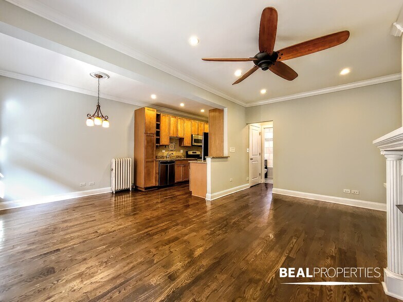 Building Photo - 744 W Addison St