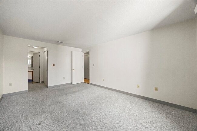 Building Photo - 15 Bower Rd