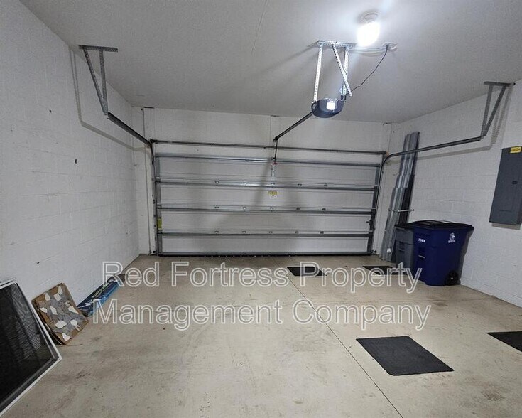 Building Photo - 13105 Silver Thorn Loop