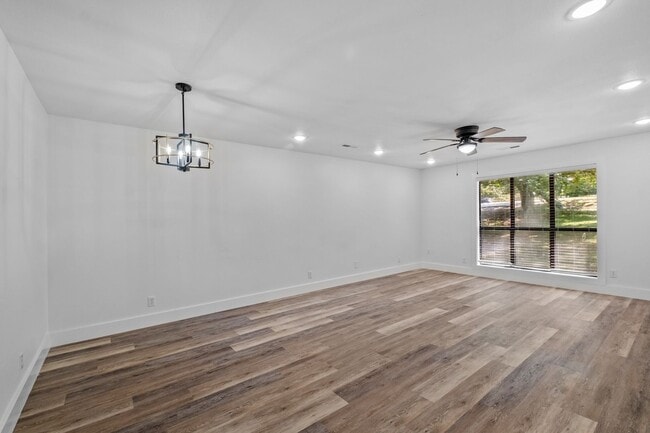 Building Photo - 4024 E Wagon Wheel Rd