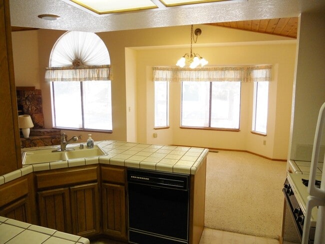 Building Photo - Charming 3-Bed, 2-Bath Home with 2-Car Gar...