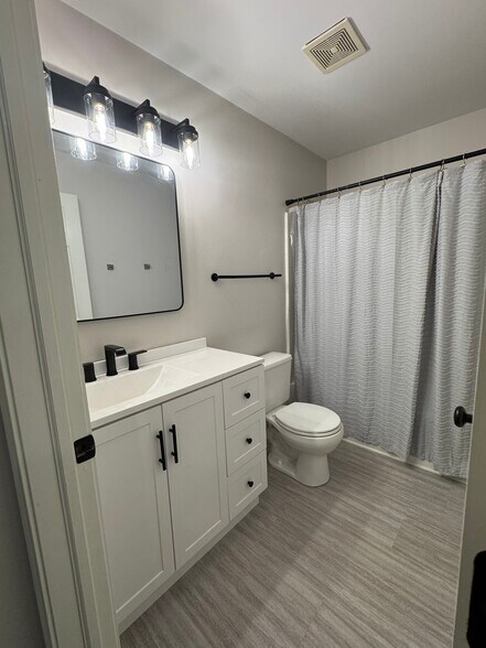 Guest Bathroom - 268 Camel Bend Ct