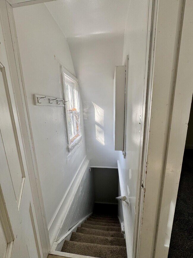 Building Photo - 2 Bedroom Home with Partially Finished Bas...