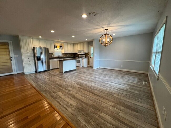 Building Photo - 223 S Lk Dr