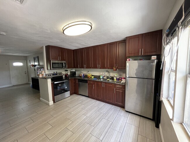 Building Photo - 208 Coventry St