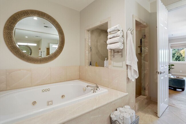 Building Photo - Stunning 4Bed/5bath Home in Kentfield