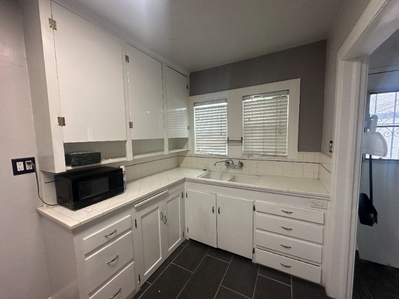 Building Photo - 402 18th St