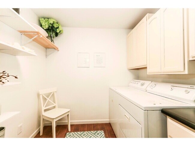 Building Photo - Beautiful Home Located Near Elementary & P...