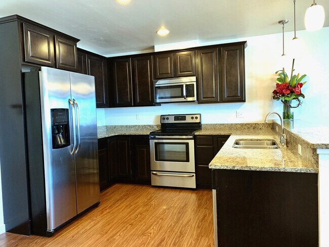 Building Photo - Stunning 2 Bedroom 2 Bathroom Apartment *R...