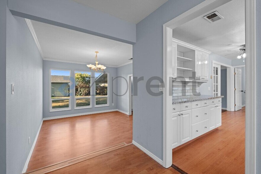 Building Photo - Unit