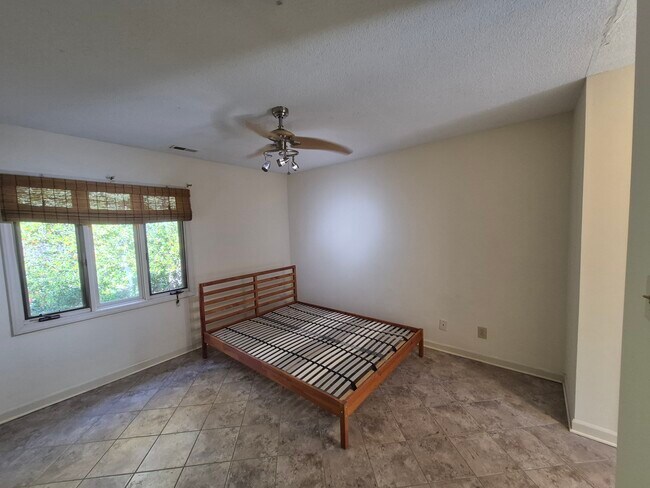 master bedroom with optional queen bedframe - 4422 Beechnut Ln