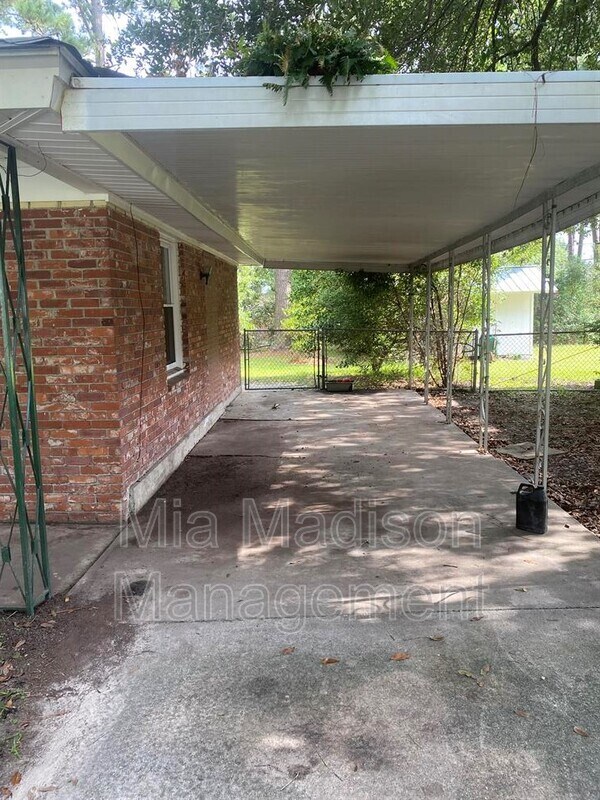 Building Photo - 12 Sheridan Dr