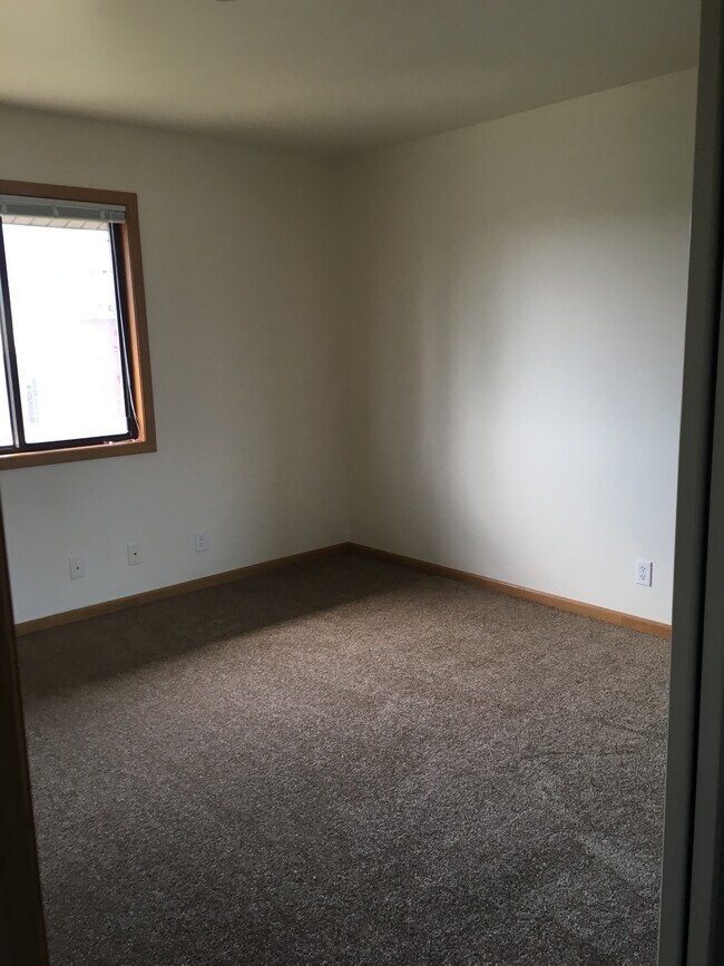 Building Photo - 1928 Redwood Dr