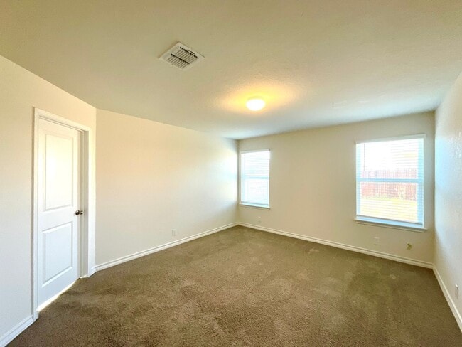 Building Photo - *MOVE IN SPECIAL* Stunning 4/2 Home With Access To Pool, Trails & 24-Hour Fitness Center!