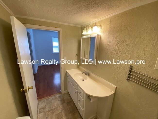 Building Photo - One Level Living with Nice Yard