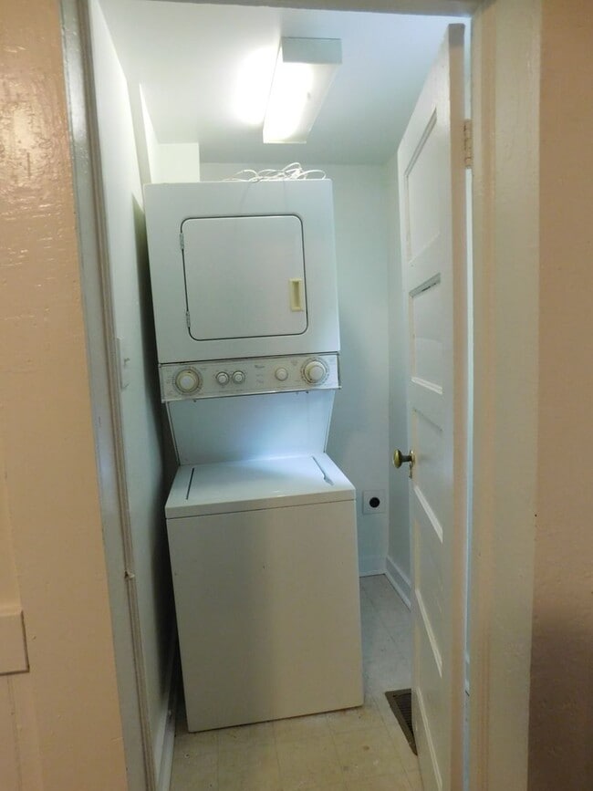 Building Photo - 611 Johnson St