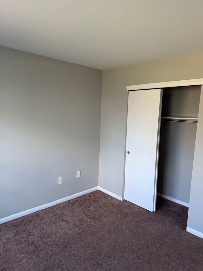 Building Photo - Move in Ready 2 Bedroom, 1 Bathroom First ...
