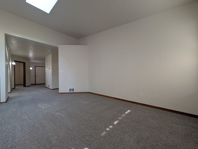 Building Photo - Spacious 2-Bedroom, 2-Bath Duplex In The River Rd Area!