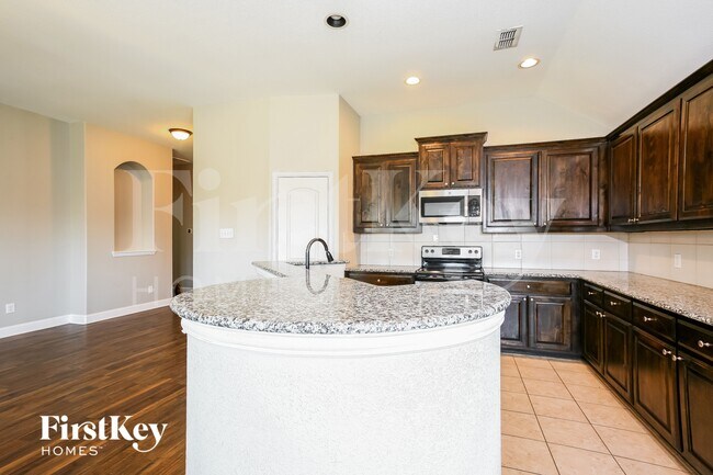Building Photo - 1108 Colonial Dr