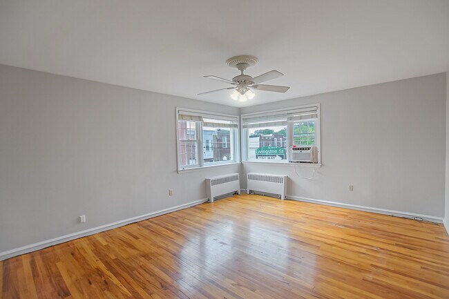 Building Photo - 2553 E Somerset St