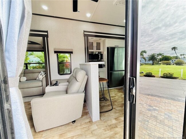 Building Photo - 10725 S Ocean Dr