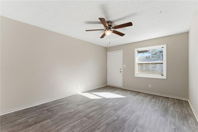 Building Photo - 558 College St