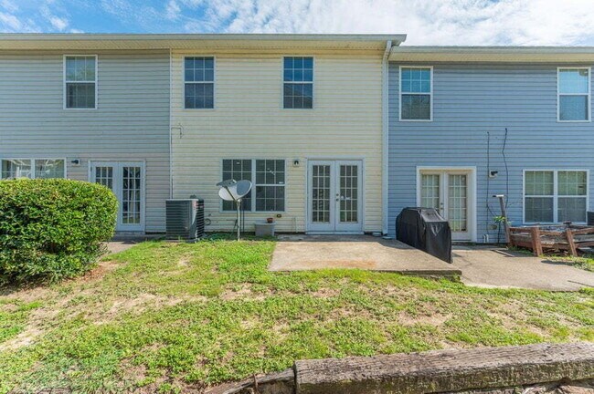 Building Photo - Charming 3-Bed, 2-Bath Townhome!