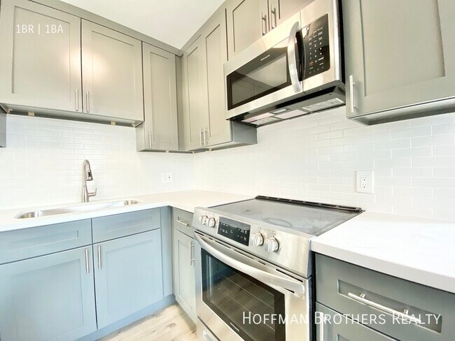 Primary Photo - 410 S Manhattan Pl