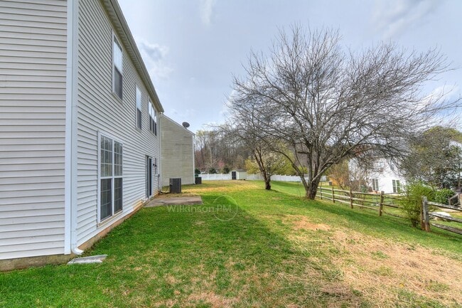 Building Photo - Beautiful 3br/2.5bth Home with Bonus Room ...