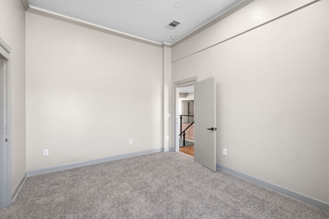 Building Photo - 703 Leaning Oak Trail
