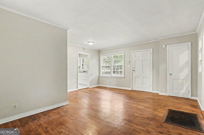 Building Photo - 3743 Poplar Dr