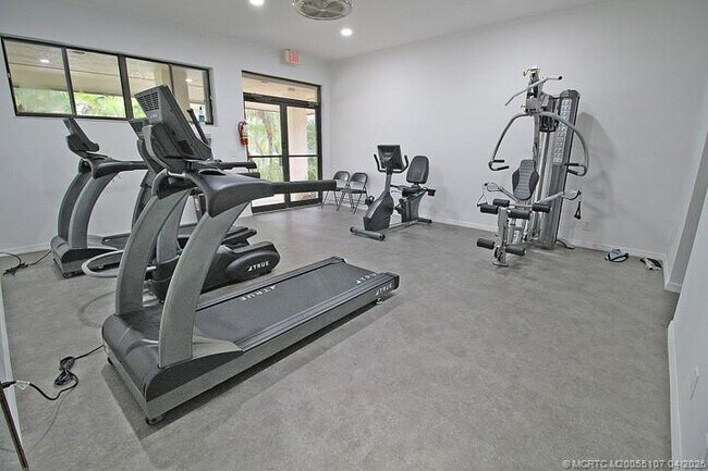 Building Photo - 911 SW South River Dr