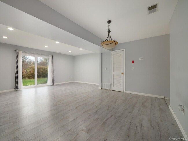 Building Photo - 276 Temple Hill Rd