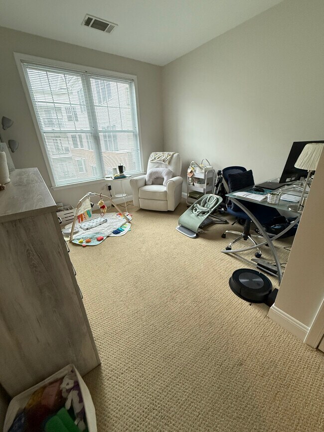 Building Photo - 300 W Elm St