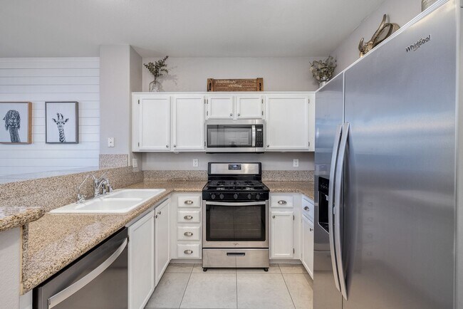 Building Photo - FULLY FURNISHED 2 BEDROOM CONDO IN THE NW WITH ATTACHED 2 CAR GARAGE