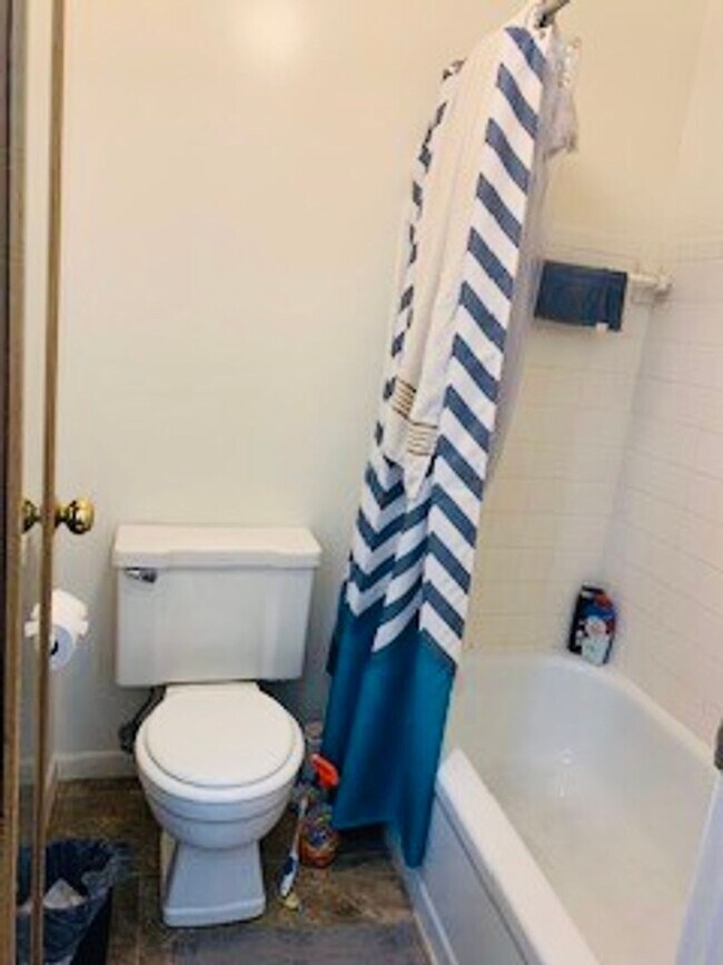 Building Photo - 2026 Summit St