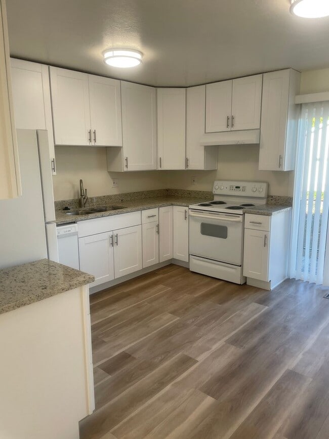 Building Photo - 3-Bedroom Twin Home with Private Backyard