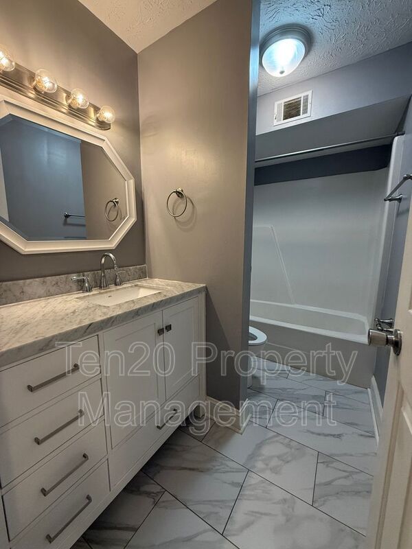Building Photo - 6118 Abbey Dr