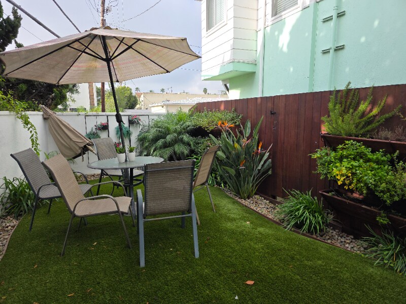 Building Photo - 3004 Kelton Ave