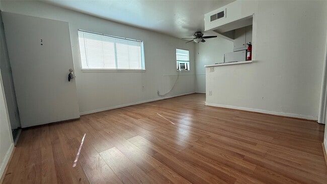 Building Photo - 1906 Binz St